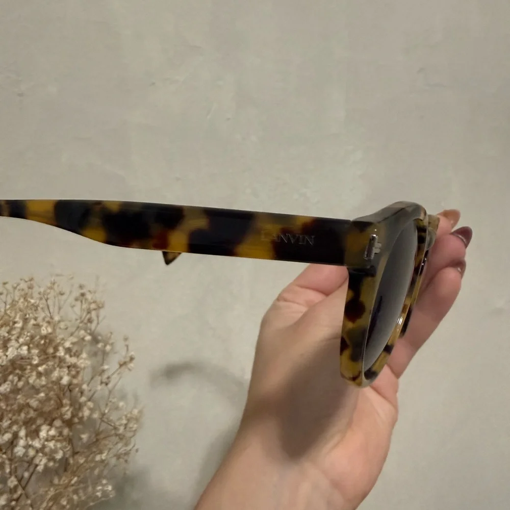 LANVIN TORTOISE SUNGLASSES - Picture 3 of 3